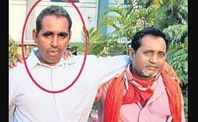 Motilal (L) during his reunion with his brother Acchelal