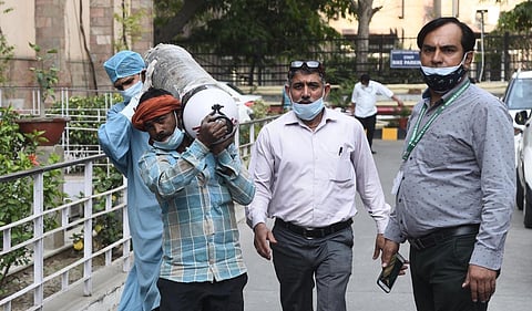 Workers carrying oxygen cylinder after an emergency arrangement, at Shanti Mukund Hospital in Delhi. (Photo | Parveen Negi, EPS)