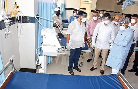 Health Minister K Sudhakar and Cooperation Minister S T Somashekhar visiting a  hospital to take stock of Covid situation in Mysuru on Thursday | Udayshankar S