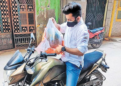 Mohammad Aman Qurashi is providing meals to 20-25 persons every day | Express