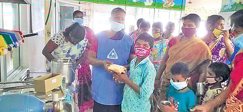 In an effort to create awareness about safety of women and children, District Child Protection unit ask the people to install Kavalan SOS mobile application | Express