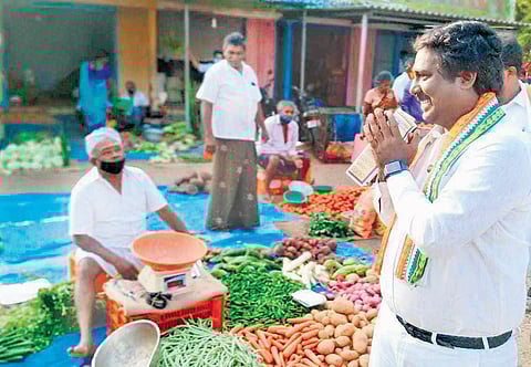 Vijay Vasanth canvassing votes at a market in Kanniyakumari 