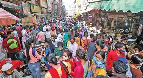 People seen flouting social distancing norms at Rui mandi in Sadar Bazaar amid surge in Covid cases on Friday | Shekhar Yadav