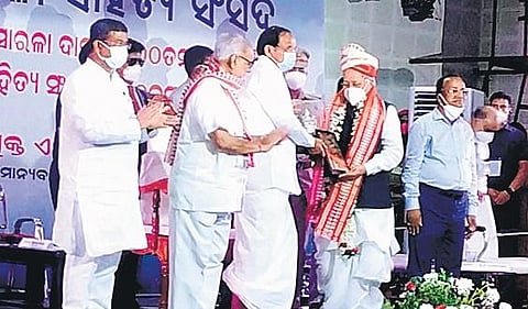 VP M Venkaiah Naidu handing over Kalinga Ratna award to AP Governor Biswa Bhusan Harichandan in Cuttack on Friday | Express