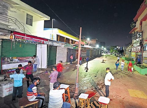 The Market Building in Bhubaneswar sealed for 48 hours for violation of Covid-19 norms by BMC in Bhubaneswar on Wednesday | Irfana