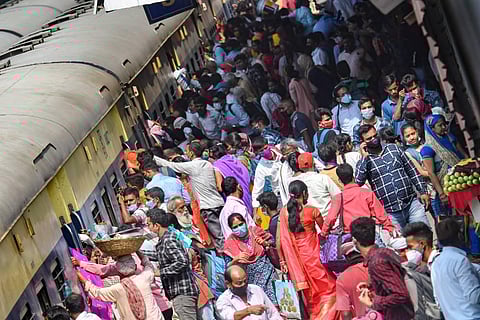 Passenger rush to board a train, amid coronavirus pandemic, in Patna, Tuesday, April. 6, 2021. (Photo | PTI)