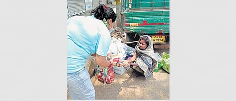 Soumyashree serving food to a mentally-challenged woman in Dhenkanal | Express