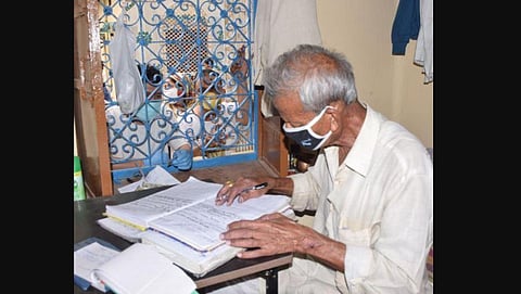 79-year old Bhrigrashan, the caretaker of the sole crematorium in Haldwani (Photo | EPS)