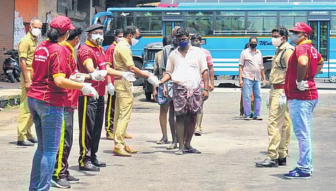 Civil defence volunteers distributing food packets to the needy in Kaloor | A Sanesh