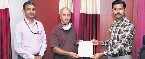 VIT registrar Dr K Sathiyanarayanan handing over the online transfer receipt for  ` 1.25 crore as donation to DRO J Partheeban in Vellore | Express