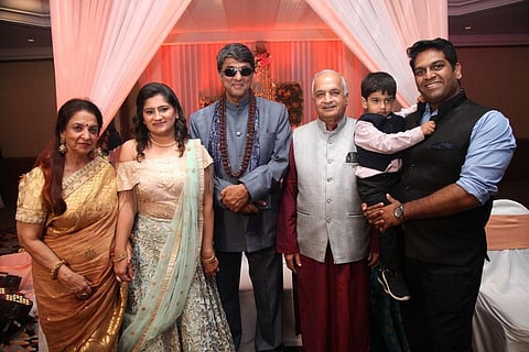 Mukesh Khanna with his family members. (Photo | @actmukeshkhanna, Twitter)