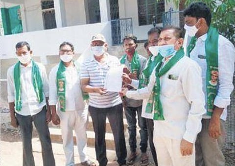 Tudum Debba leaders with the memorandum on illegal layouts.