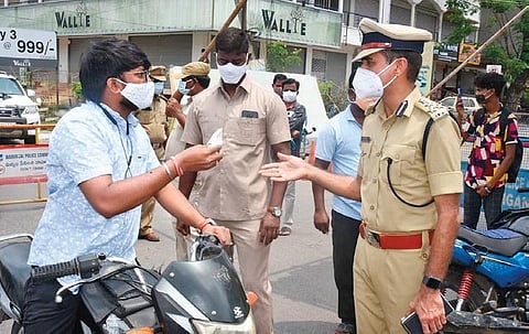 Warangal Commissioner of Police Tarun Joshi interacts with a motorist who was vetnuring out during the middle of lockdown, on Wednesday.