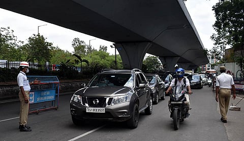 City police engaged in checking during lock down at Mehdipatinam in Hyderabad. (Photo | S Senbagapandiyan, EPS)