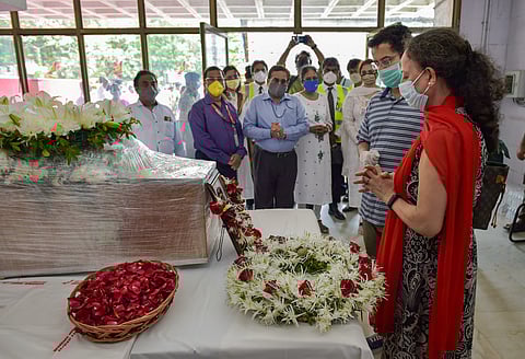Wife Sushma Sathe and younger son Dhananjay Sathe pay their respects to the mortal remains of Captain Deepak Sathe during his funeral ceremony. (Photo| PTI)