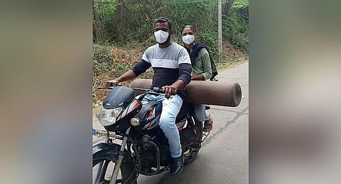 Habeebunissa en route to deliver an oxygen cylinder to the needy | Express