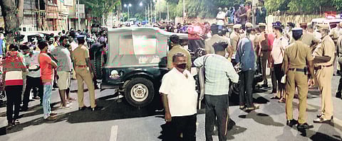 Police dispersing the people gathered to buy Remdesivir near Nehru Stadium in Chennai. (Photo| Shiba Prasad Sahu, EPS)