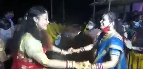 Sukinda tehsildar Bulbul Behera dances with one of her relatives. (Photo| Twitter)