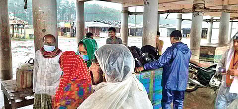 Residents of Subarnapur under Bhograi block being evacuated to Talasari cyclone shelter in Balasore district | Express