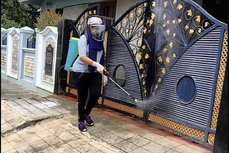 Soujanya Ajjampurshettru in work spraying disinfectant at a locality in Davangere City. (Photo | EPS)