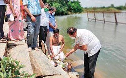 Arkalgud MLA A T Ramaswamy performs rituals for late H S Doreswamy on the banks of River Cauvery on Thursday