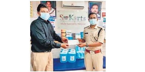 Kandula Obula handing over Rs 1 lakh cheque and Rs 60,000 worth medicines to DSP Kishore Kumar on Monday | EPS