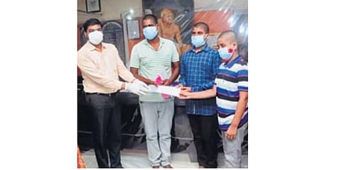 Collector J Nivas handing over Rs 10 lakh cheque to children who lost their parents to Covid-19 | EPS