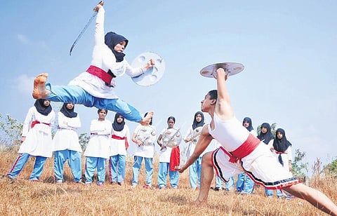 Arifa can effortlessly handle many weapons including, Urumi, Vaal and Paricha, katara (dagger), kathi, kuntham (spear), kuruvadi (blunt wood stick) and neduvadi.