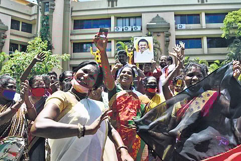 DMK cadre break into celebrations at Anna Arivalayam in Chennai | Ashwin Prasath