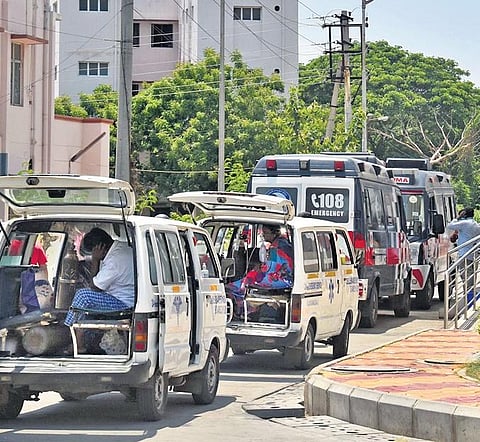 Patients wait for admission in ambulances, at the Covid block in Vijayawada governement general hospital on Tuesday. (Photo | EPS/P Ravindra Babu)