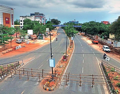 Janpath wears a deserted look during lockdown in Bhubaneswar. (Photo | EPS/Irfana)
