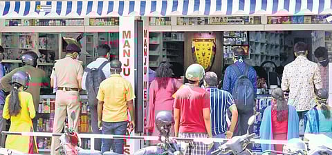People seen crowding at a medical shop near General Hospital in Thiruvananthapuram ahead of the lockdown.| B P Deepu