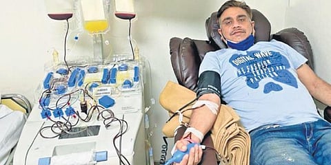 A volunteer donates plasma as part of Ekal Yuva's campaign for COVID relief. (Photo| EPS)