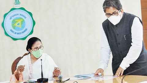 West Bengal Chief Minister Mamata Banerjee with her chief advisor Alapan Bandopadhyay during a meeting in Kolkata. (Photo | Bibhash Lodh, EPS)
