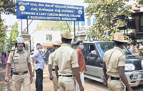 Police outside the Bowring Hospital in Bengaluru where the woman allegedly involved in the CD row was subjected to medical tests. (File Photo |  Vinod Kumar T, EPS)