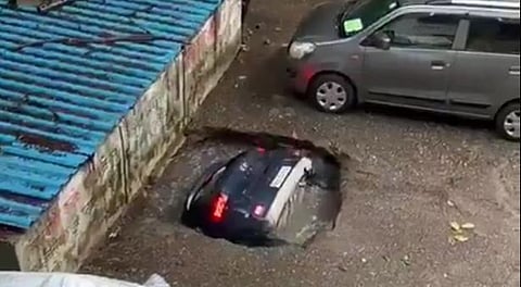 A screenshot of a car sinking into a pool of water in Mumbai.