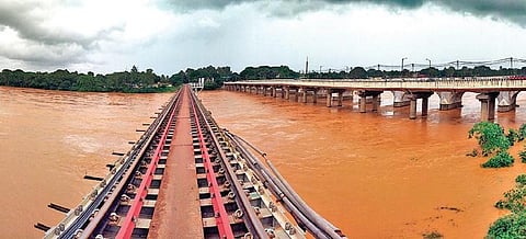 Tunga River in spate due to heavy rain in Shivamogga on Friday | shimoga Nandan