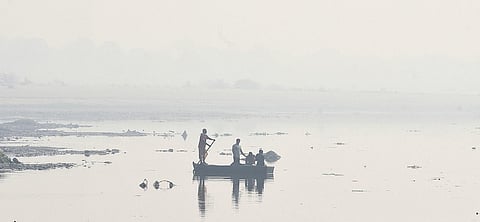 A boatman rows across Yamuna River amidst heavy smog. (Photo | Parveen Negi, EPS)