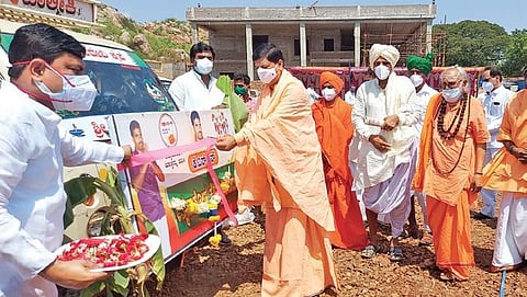 Shri Budi Basaveshwara Shivacharya Swamiji of Gabbur offers puja  to the vans carrying food to various gram panchayats