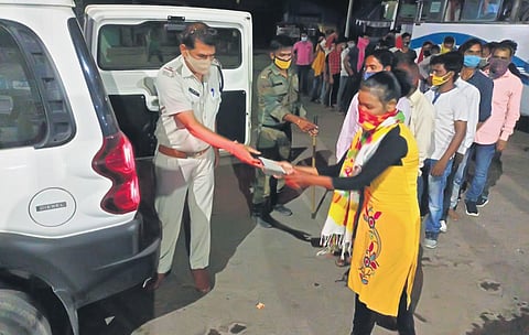 The Raigarh police have distributed food and medicine to the poor and also looked after the elderly and the needy citizens during COVID-19 lockdown. (Photo| EPS)