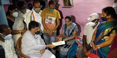 KPCC chief DK Shivakumar hands over a cheque for Rs 1 lakh to family members of a victim of the oxygen tragedy in Chamarajanagar. (Photo| EPS)
