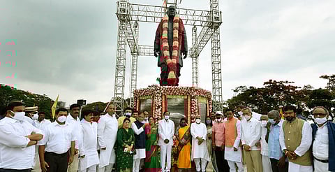 Governor Tamilisai Soundararajan and Chief Minister K Chandrasekhara Rao unveiling the statue of former Prime Minister P V Narasimha Rao in Hyderabad on Monday (Express Photo | RVK Rao)