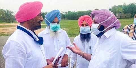 Punjab CM Amarinder Singh welcomes AAP MLAs Sukhpal Khaira, Jagdev Singh Kamalu and Pirmal Singh into Congress. (Photo| Twitter/ @INCPunjab)