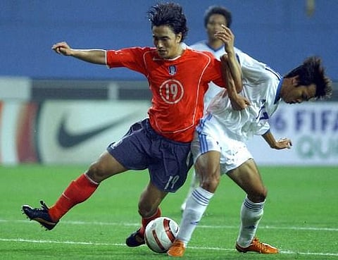 South Korean player Yoo Sang-Chul(L) fight with Vietnam's player Vu Duy Hoang during the 2006 World Cup qualifier match at Daejeon in South Korea on 09 June 2004. (Photo | AFP)