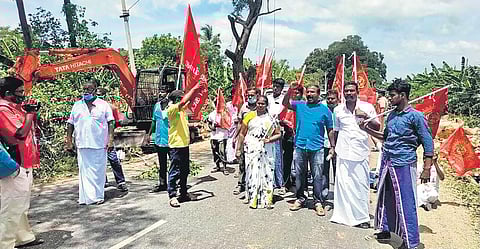 Naam Tamilar Katchi cadre picketing vehicles on the road condemning the cutting of trees for the road expansion project | Express