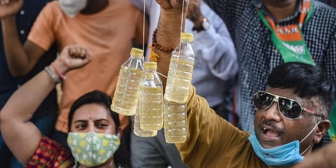 BJP and RWA workers protest over water crisis and alleged scam, outside Delhi Jal Board Chairman Satyendar Jain's residence (Photo | PTI)