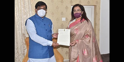 Mandya MP Sumalatha submits a memorandum to Mines and Geology Minister Murugesh Nirani in Bengaluru on Monday | Nagaraja Gadekal