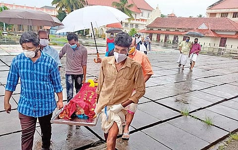 Relatives of Krishnaveni carry her body to St George Forane Church cemetery at Edathua in Alappuzha for cremation on Wednesday | Express