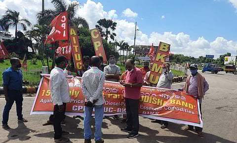 Bandh activists blocking a road in Bhubaneswar on Thursday. (Photo | EPS)