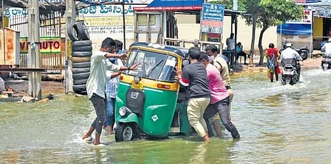Locals push an auto through an inundated road at Jillelguda. (Photo | Vinay Madapu, Express) 